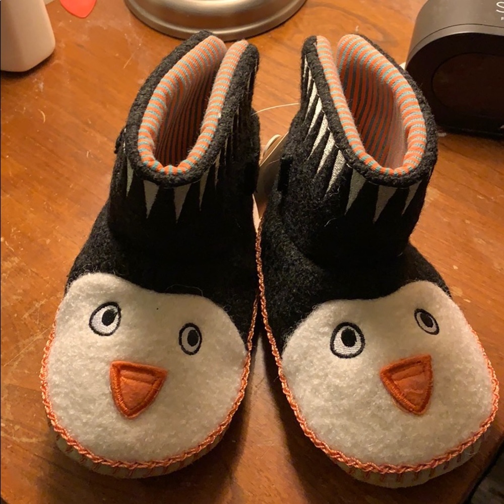 Kids penguin slippers s